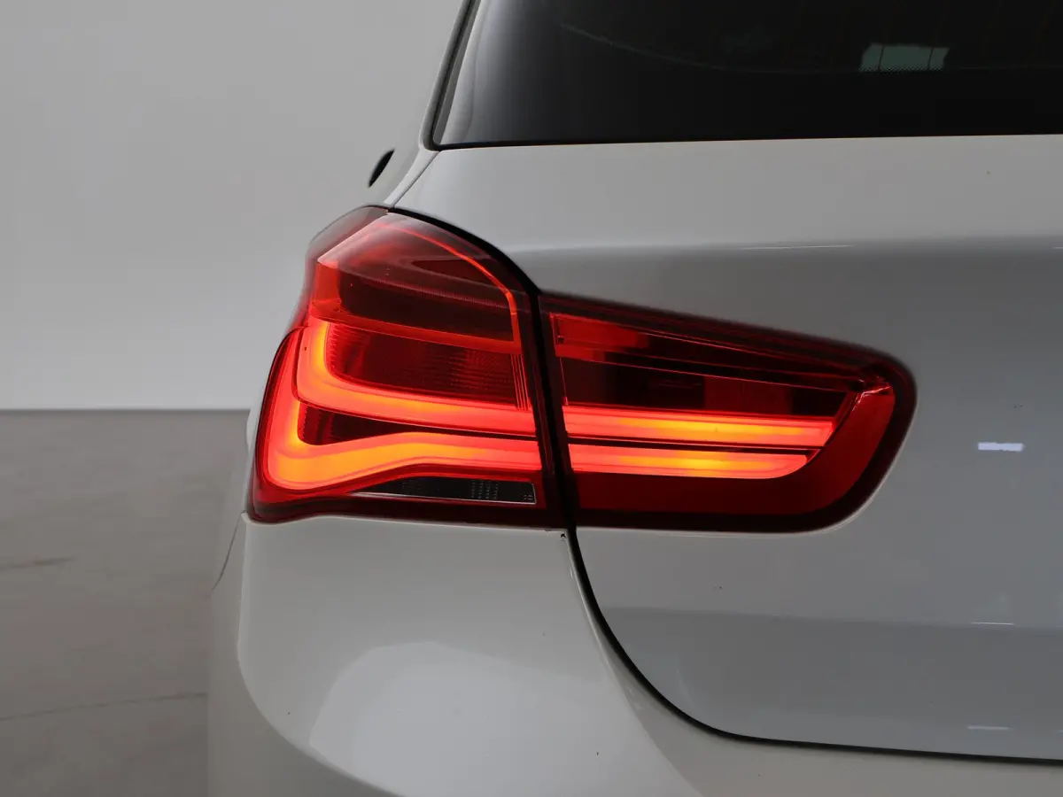 120i 184 PK H.E. LUXURY AUT. + DRAADLOZE CARPLAY | LEDER | STOELVERW. | AFN. TREKHAAK