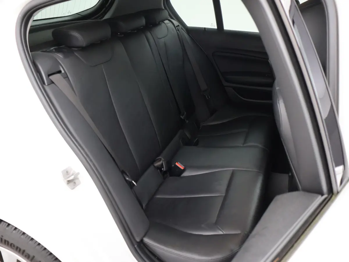 120i 184 PK H.E. LUXURY AUT. + DRAADLOZE CARPLAY | LEDER | STOELVERW. | AFN. TREKHAAK