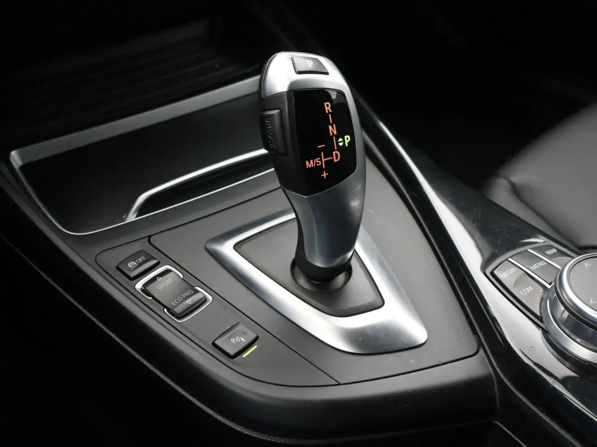 120i 184 PK H.E. LUXURY AUT. + DRAADLOZE CARPLAY | LEDER | STOELVERW. | AFN. TREKHAAK