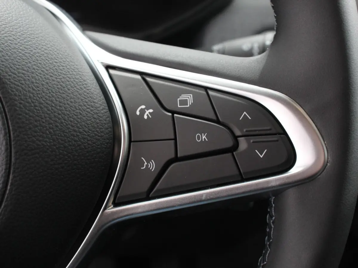 1.6 HEV Automaat Intense DEMO ! Navigatie Apple Carplay Android Auto Camera Climate Control Cruise Control Lichtmetalen velgen Extra Getint Glas Digitale Cockpit