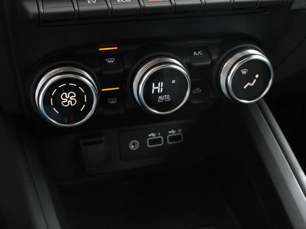 1.6 HEV Automaat Intense DEMO ! Navigatie Apple Carplay Android Auto Camera Climate Control Cruise Control Lichtmetalen velgen Extra Getint Glas Digitale Cockpit