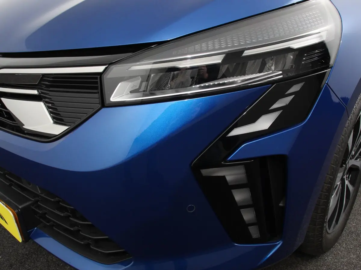 1.6 HEV Automaat Intense DEMO ! Navigatie Apple Carplay Android Auto Camera Climate Control Cruise Control Lichtmetalen velgen Extra Getint Glas Digitale Cockpit