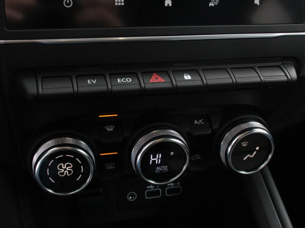 1.6 HEV Automaat Intense DEMO ! Navigatie Apple Carplay Android Auto Camera Climate Control Cruise Control Lichtmetalen velgen Extra Getint Glas Digitale Cockpit