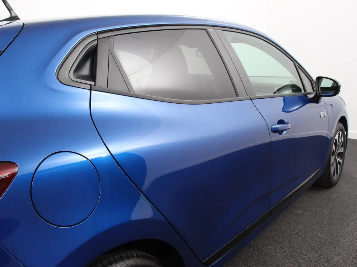 1.6 HEV Automaat Intense DEMO ! Navigatie Apple Carplay Android Auto Camera Climate Control Cruise Control Lichtmetalen velgen Extra Getint Glas Digitale Cockpit