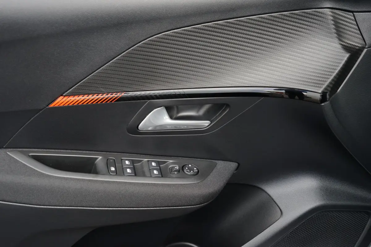 1.2 PureTech Active Pack, NL, PDC, CarPlay, LED, L.M.