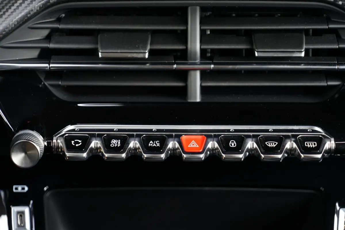 1.2 PureTech Active Pack, NL, PDC, CarPlay, LED, L.M.