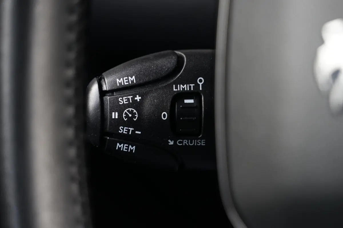 1.2 PureTech Active Pack, NL, PDC, CarPlay, LED, L.M.