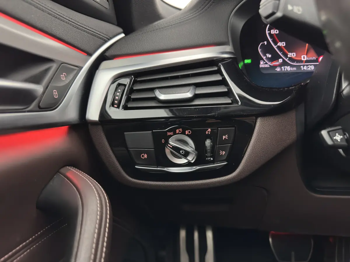 M550d xDrive M-Sport-Styling High Executive Aut. *PANO | LEATHER | LASER-LED | BLINDSPOT | MEMORY-PACK | HARMAN/KARDON |  DIGI-COCKPIT | AMBIENTLIGHT | SHIFTPADDLES | HEAD-UP | ADAPTIVE-CRUI