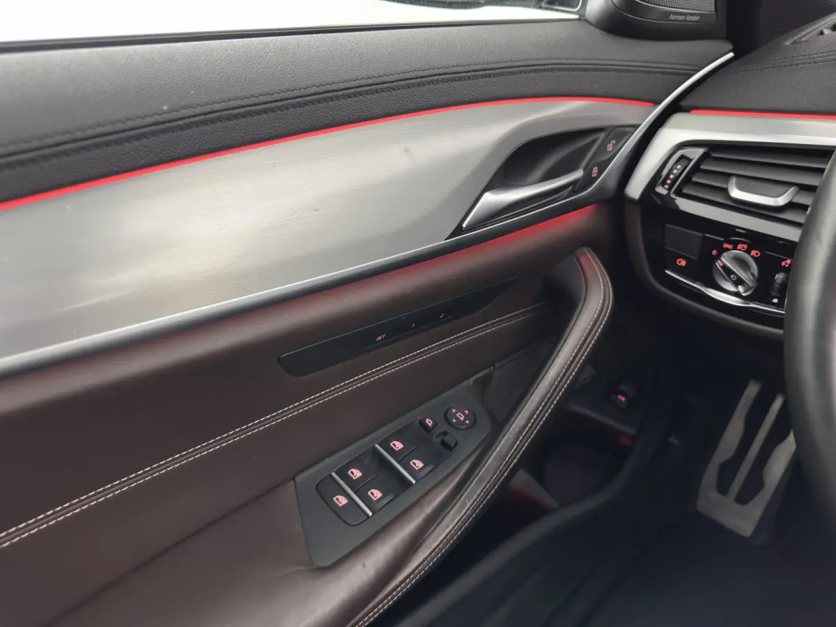 M550d xDrive M-Sport-Styling High Executive Aut. *PANO | LEATHER | LASER-LED | BLINDSPOT | MEMORY-PACK | HARMAN/KARDON |  DIGI-COCKPIT | AMBIENTLIGHT | SHIFTPADDLES | HEAD-UP | ADAPTIVE-CRUI