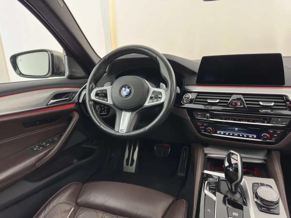 M550d xDrive M-Sport-Styling High Executive Aut. *PANO | LEATHER | LASER-LED | BLINDSPOT | MEMORY-PACK | HARMAN/KARDON |  DIGI-COCKPIT | AMBIENTLIGHT | SHIFTPADDLES | HEAD-UP | ADAPTIVE-CRUI