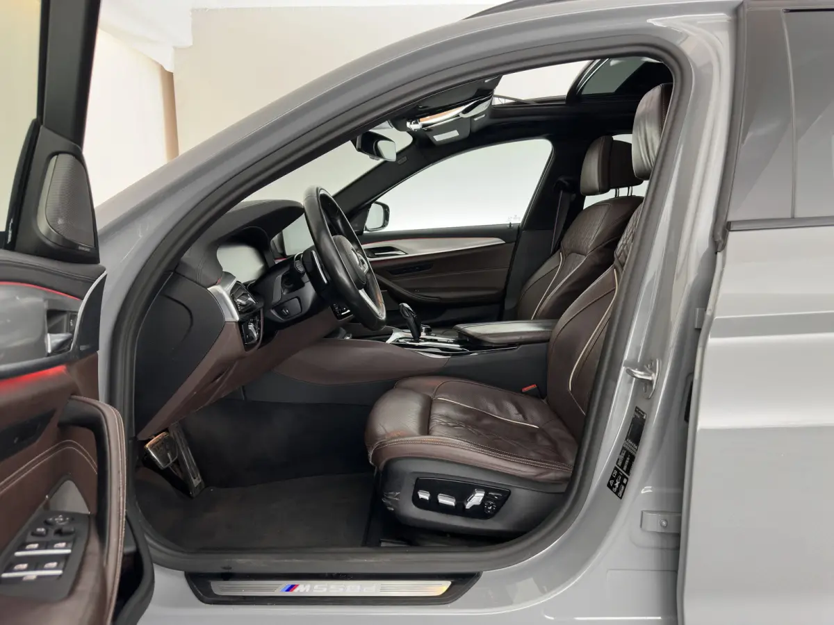 M550d xDrive M-Sport-Styling High Executive Aut. *PANO | LEATHER | LASER-LED | BLINDSPOT | MEMORY-PACK | HARMAN/KARDON |  DIGI-COCKPIT | AMBIENTLIGHT | SHIFTPADDLES | HEAD-UP | ADAPTIVE-CRUI