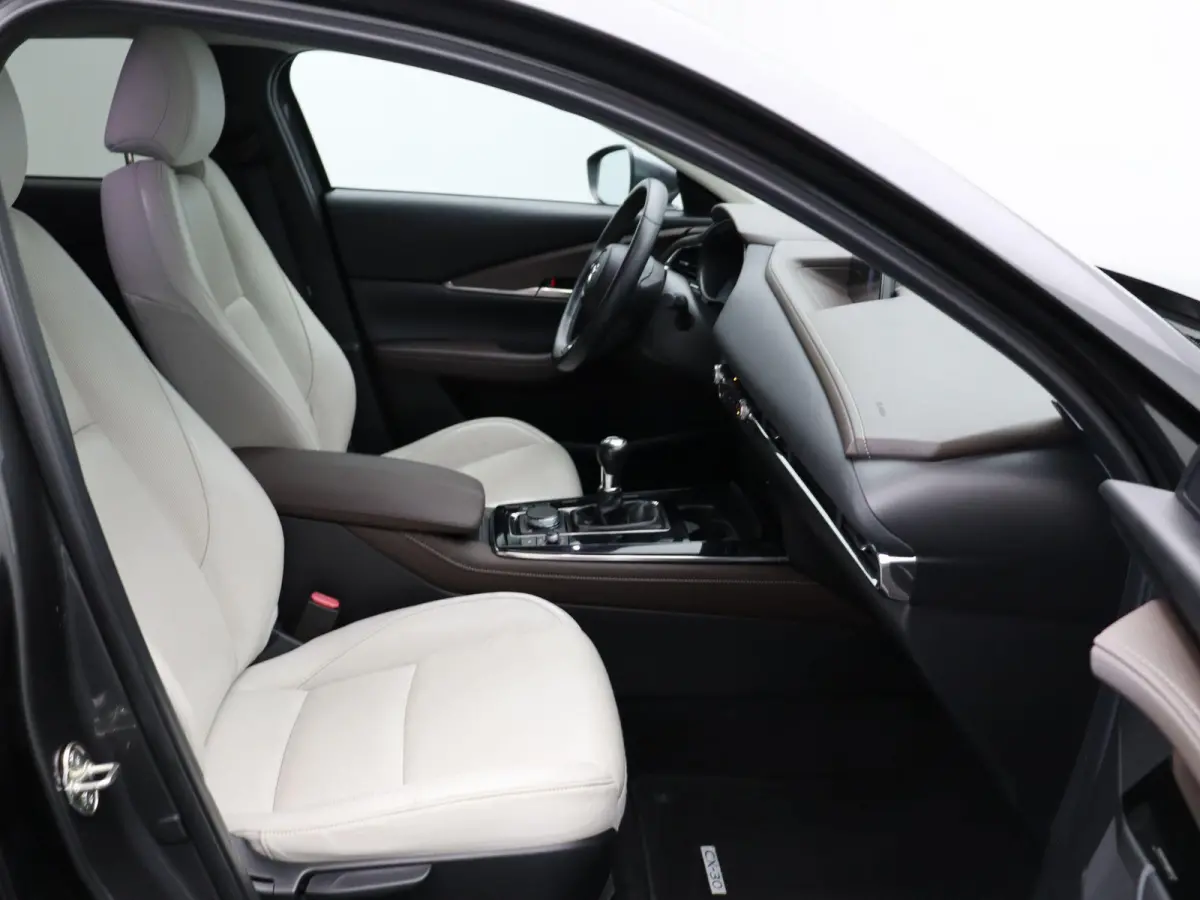 2.0 e-SkyActiv-X M Hybrid Luxury | Trekhaak | Head-up display | elektrische verstelbare stoelen | Stoel-stuurverwarming