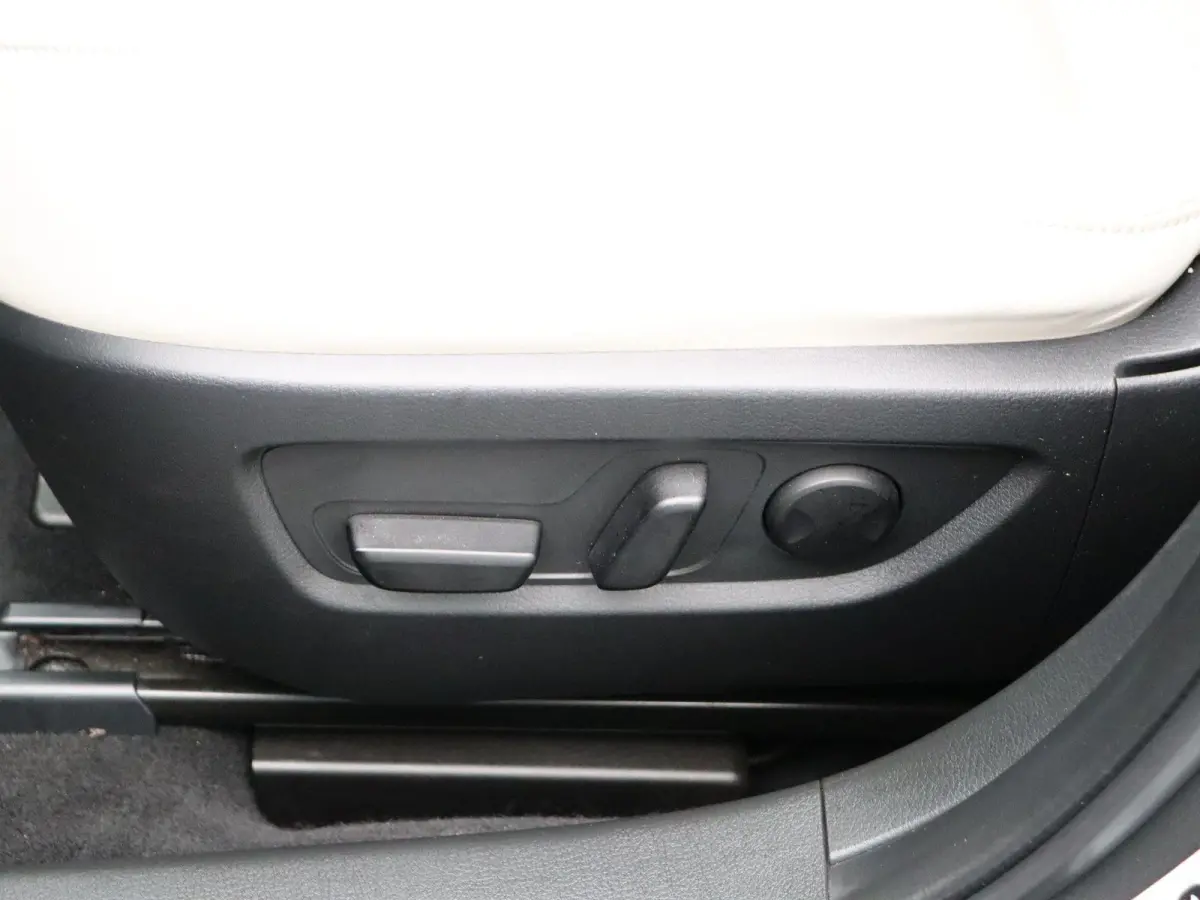 2.0 e-SkyActiv-X M Hybrid Luxury | Trekhaak | Head-up display | elektrische verstelbare stoelen | Stoel-stuurverwarming