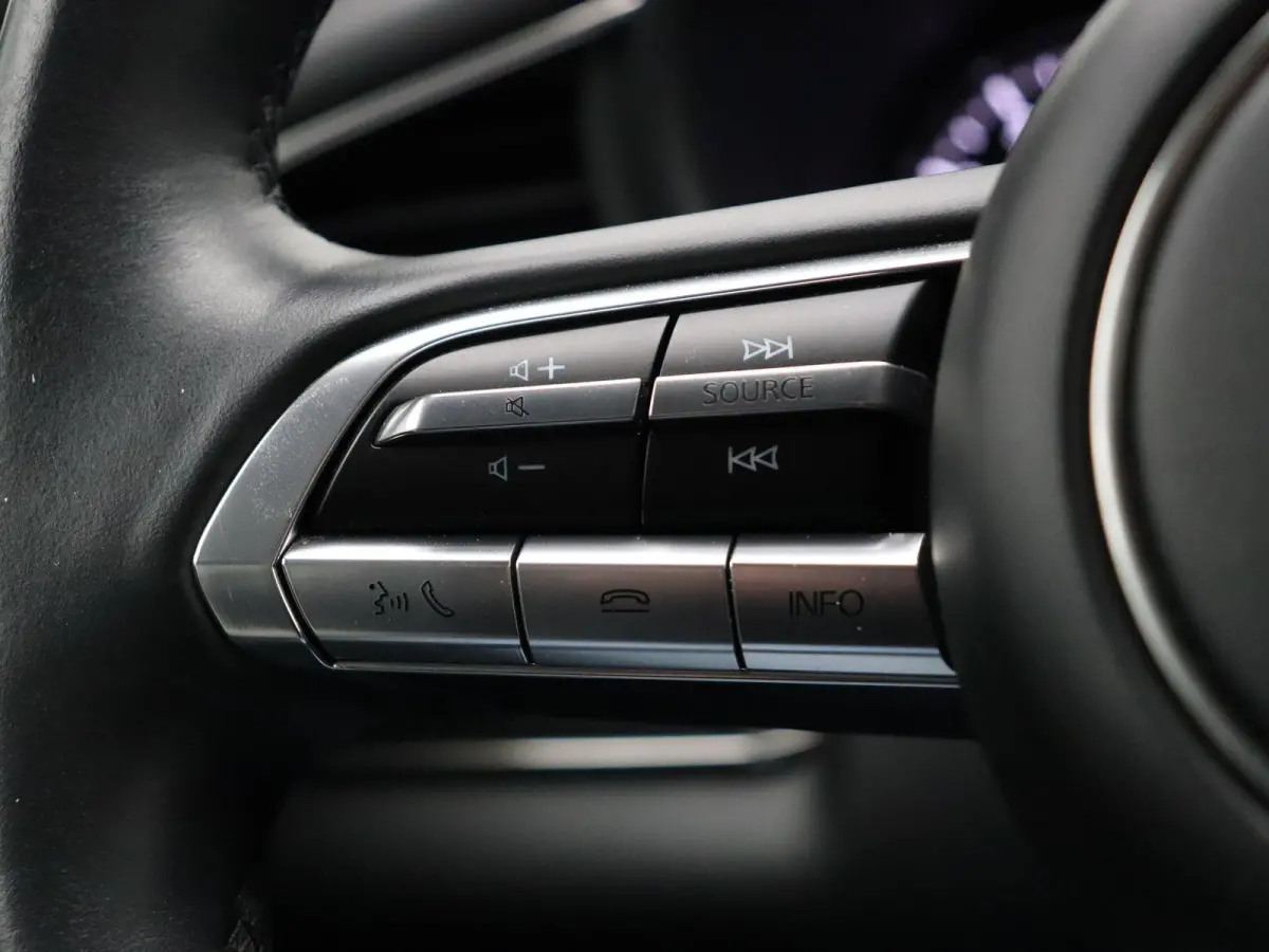 2.0 e-SkyActiv-X M Hybrid Luxury | Trekhaak | Head-up display | elektrische verstelbare stoelen | Stoel-stuurverwarming