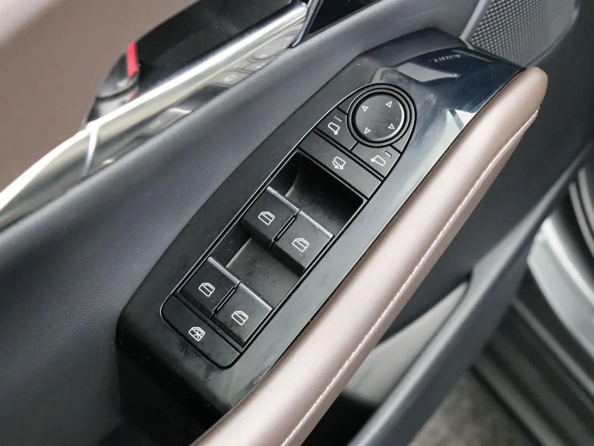 2.0 e-SkyActiv-X M Hybrid Luxury | Trekhaak | Head-up display | elektrische verstelbare stoelen | Stoel-stuurverwarming