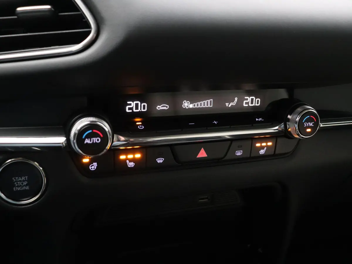 2.0 e-SkyActiv-X M Hybrid Luxury | Trekhaak | Head-up display | elektrische verstelbare stoelen | Stoel-stuurverwarming