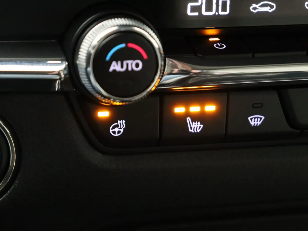 2.0 e-SkyActiv-X M Hybrid Luxury | Trekhaak | Head-up display | elektrische verstelbare stoelen | Stoel-stuurverwarming