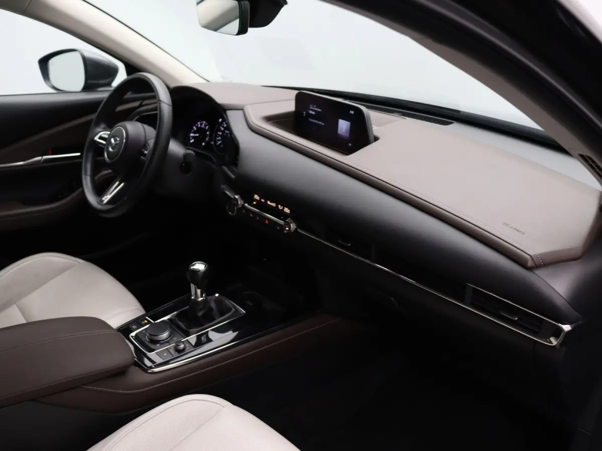 2.0 e-SkyActiv-X M Hybrid Luxury | Trekhaak | Head-up display | elektrische verstelbare stoelen | Stoel-stuurverwarming