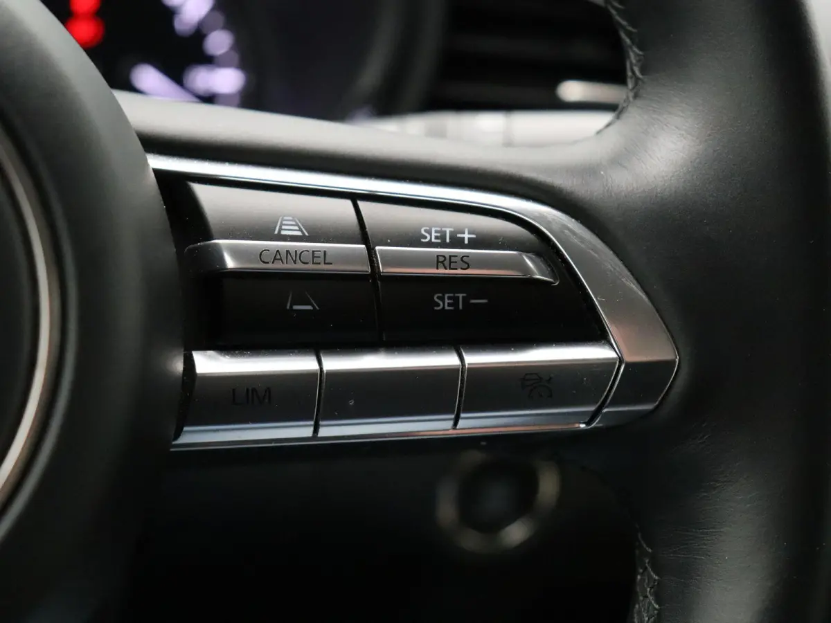 2.0 e-SkyActiv-X M Hybrid Luxury | Trekhaak | Head-up display | elektrische verstelbare stoelen | Stoel-stuurverwarming