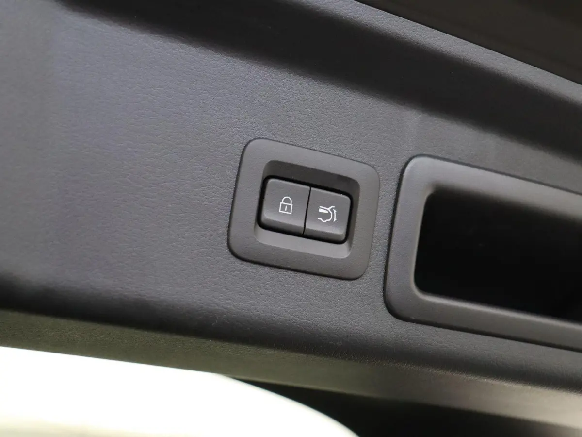 2.0 e-SkyActiv-X M Hybrid Luxury | Trekhaak | Head-up display | elektrische verstelbare stoelen | Stoel-stuurverwarming