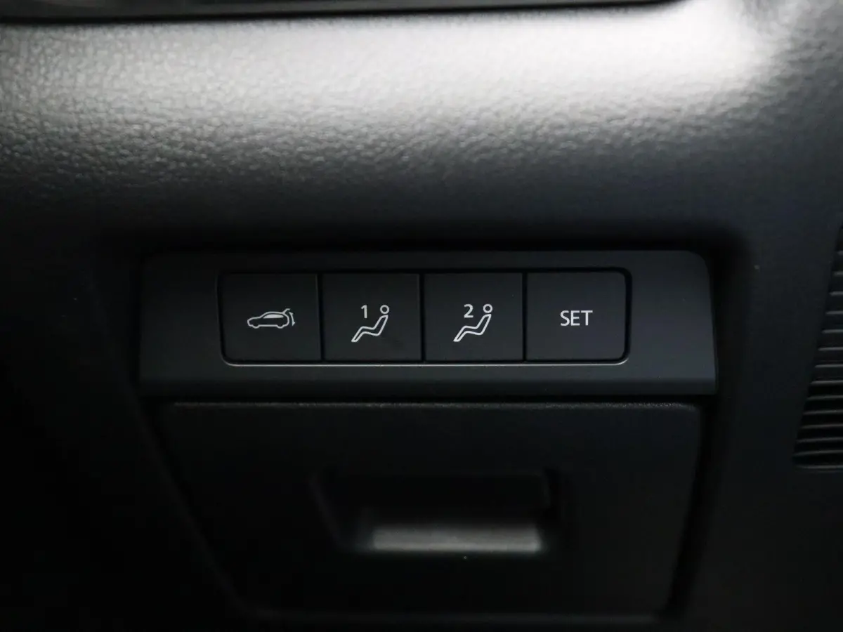 2.0 e-SkyActiv-X M Hybrid Luxury | Trekhaak | Head-up display | elektrische verstelbare stoelen | Stoel-stuurverwarming
