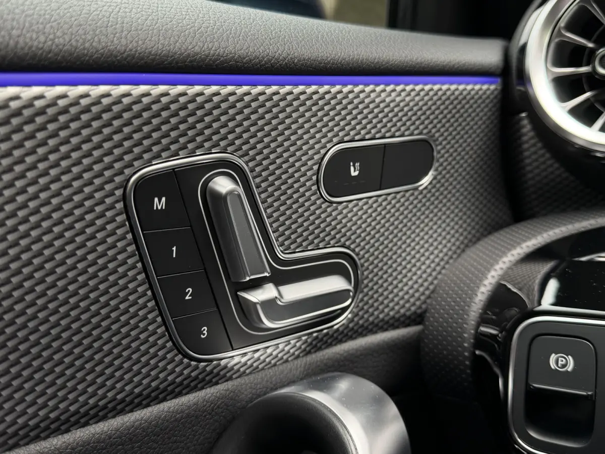 250 e Plug In Hybrid Business Solution Luxury / Keyless / Trekhaak (1.600KG) / Panodak / Camera / Elek. Stoelen /