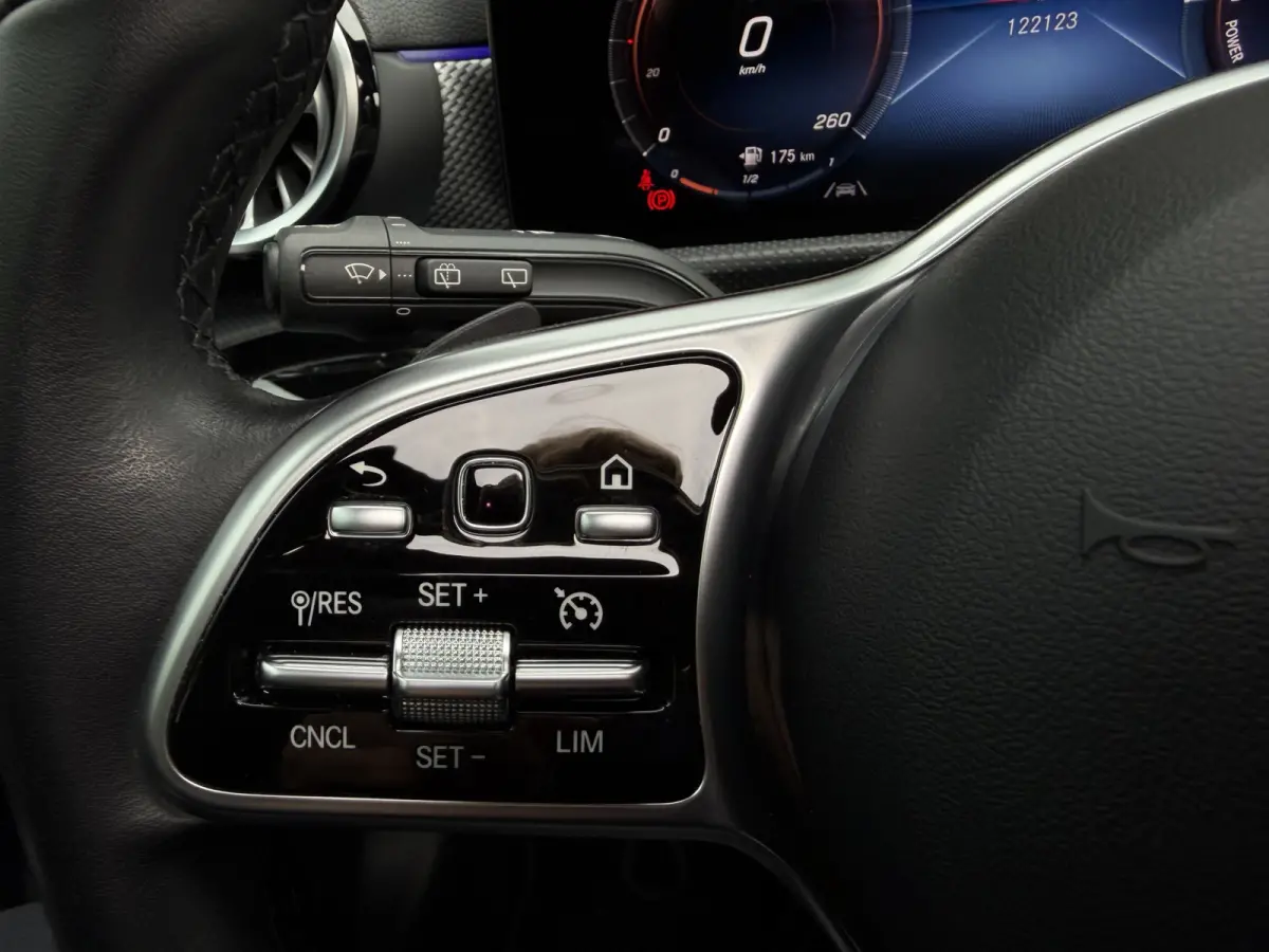 250 e Plug In Hybrid Business Solution Luxury / Keyless / Trekhaak (1.600KG) / Panodak / Camera / Elek. Stoelen /