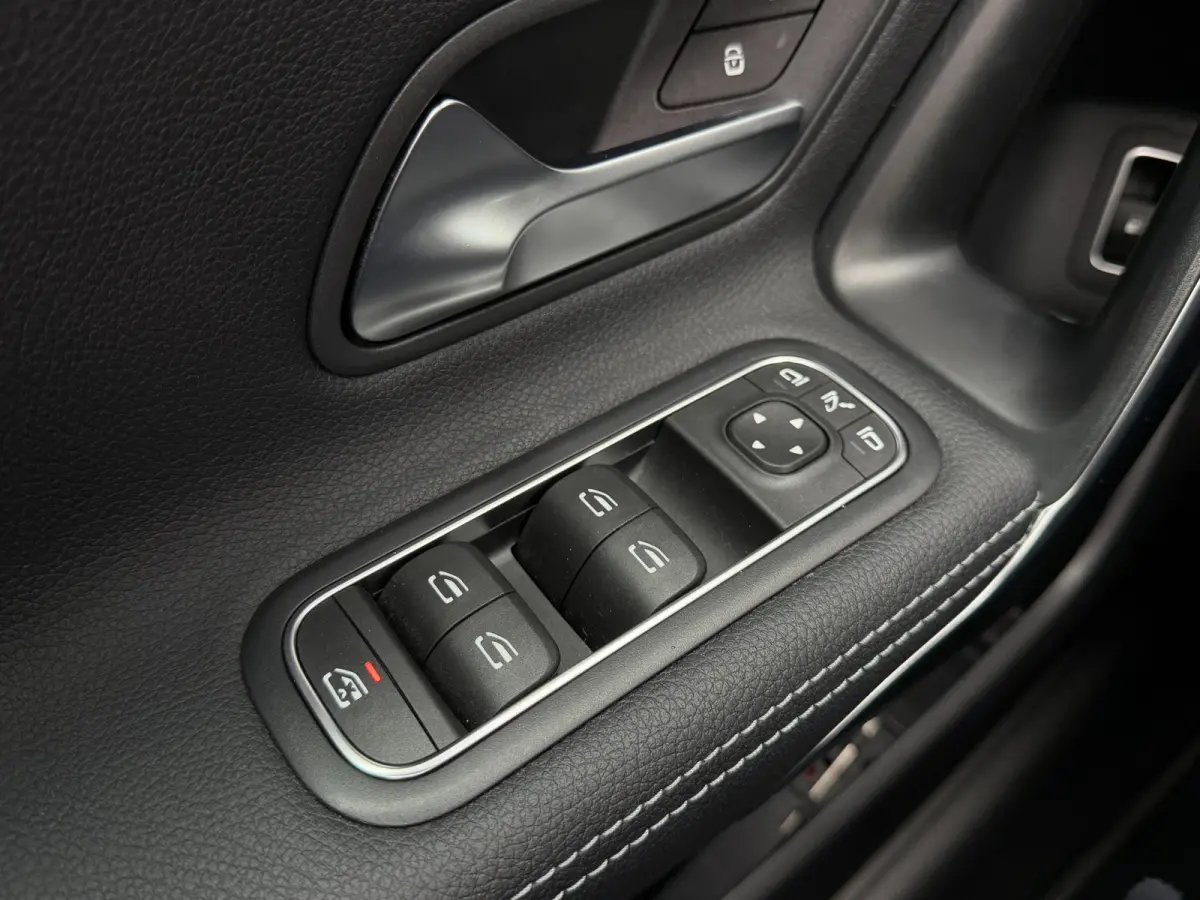 250 e Plug In Hybrid Business Solution Luxury / Keyless / Trekhaak (1.600KG) / Panodak / Camera / Elek. Stoelen /