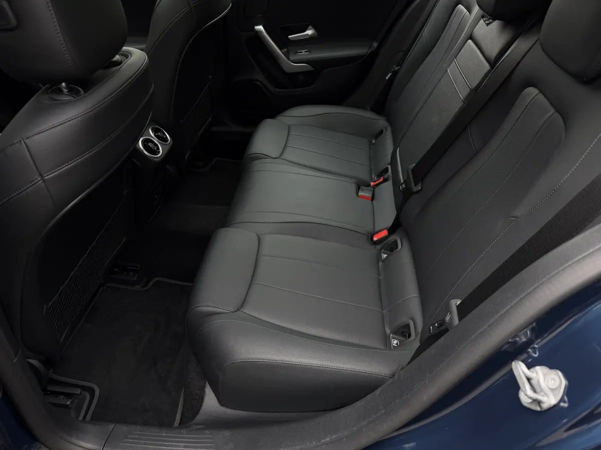250 e Business Solution Luxury / Keyless / Trekhaak (1.600KG) / Panodak / Camera / Elek. Stoelen /