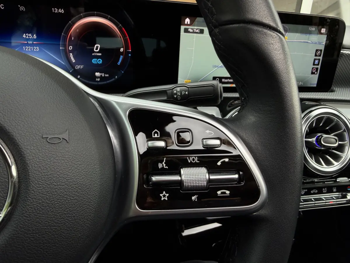 250 e Plug In Hybrid Business Solution Luxury / Keyless / Trekhaak (1.600KG) / Panodak / Camera / Elek. Stoelen /