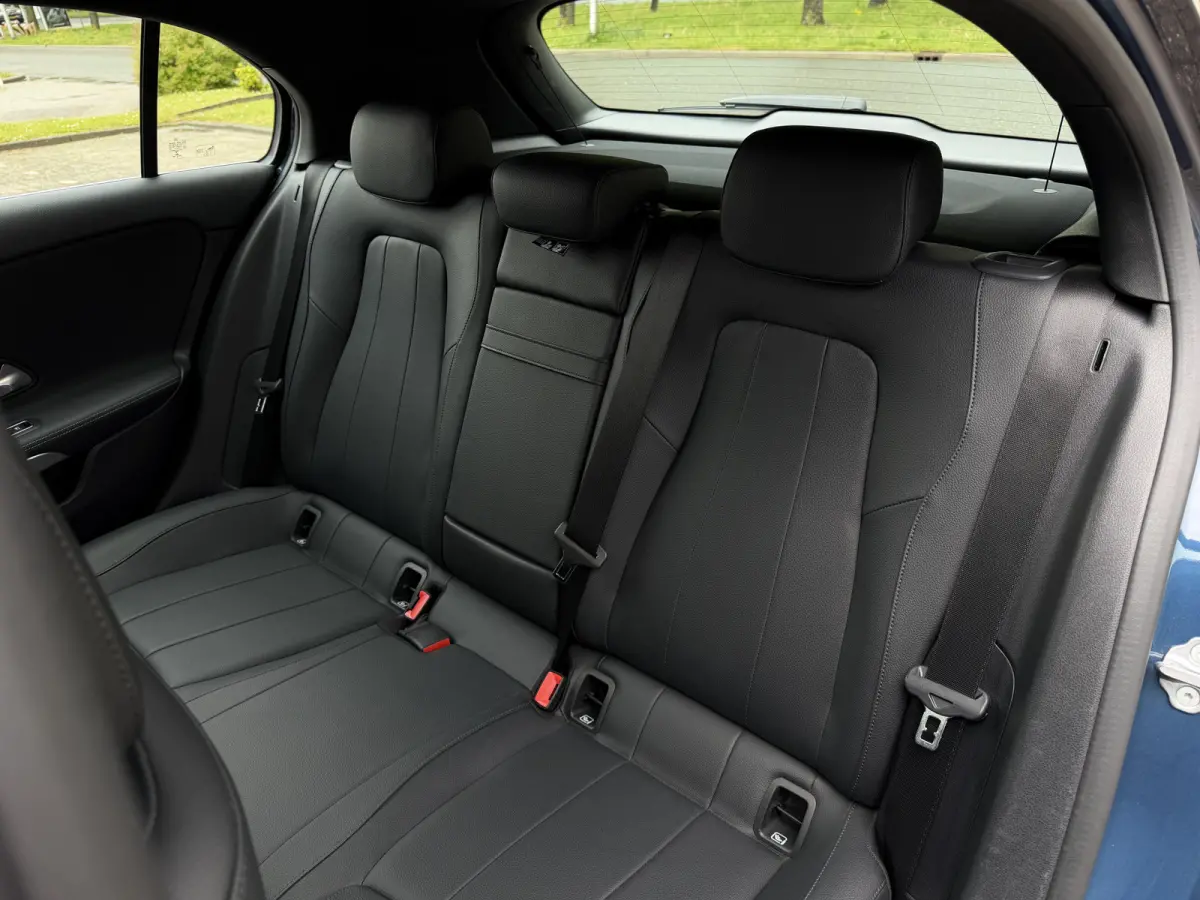 250 e Business Solution Luxury / Keyless / Trekhaak (1.600KG) / Panodak / Camera / Elek. Stoelen /