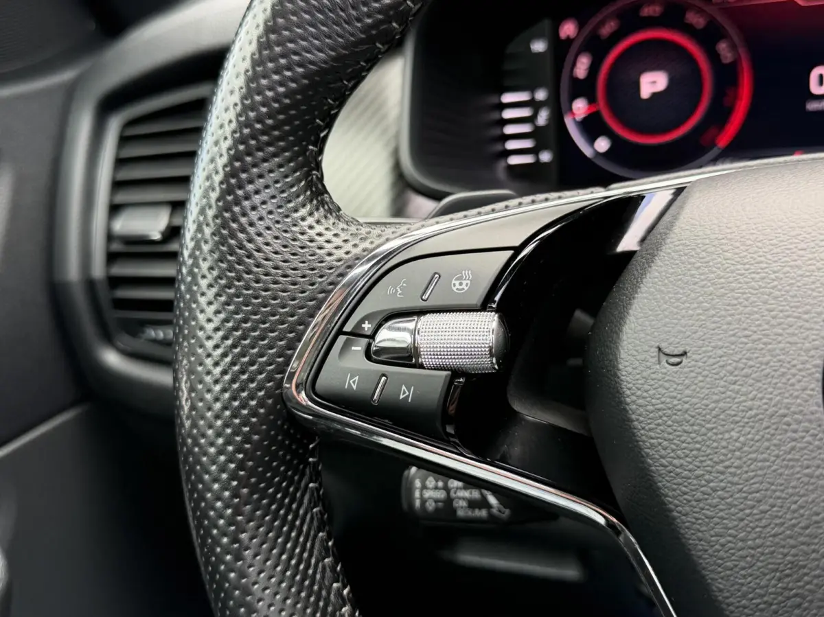 1.5 TSI Sportline Business Automaat | Panoramadak | Cruise control adaptief | Dode hoek detectie | Navigatiesysteem grootscherm | LED verlichting | Elektrische achterklep | Achteruitrijcamer