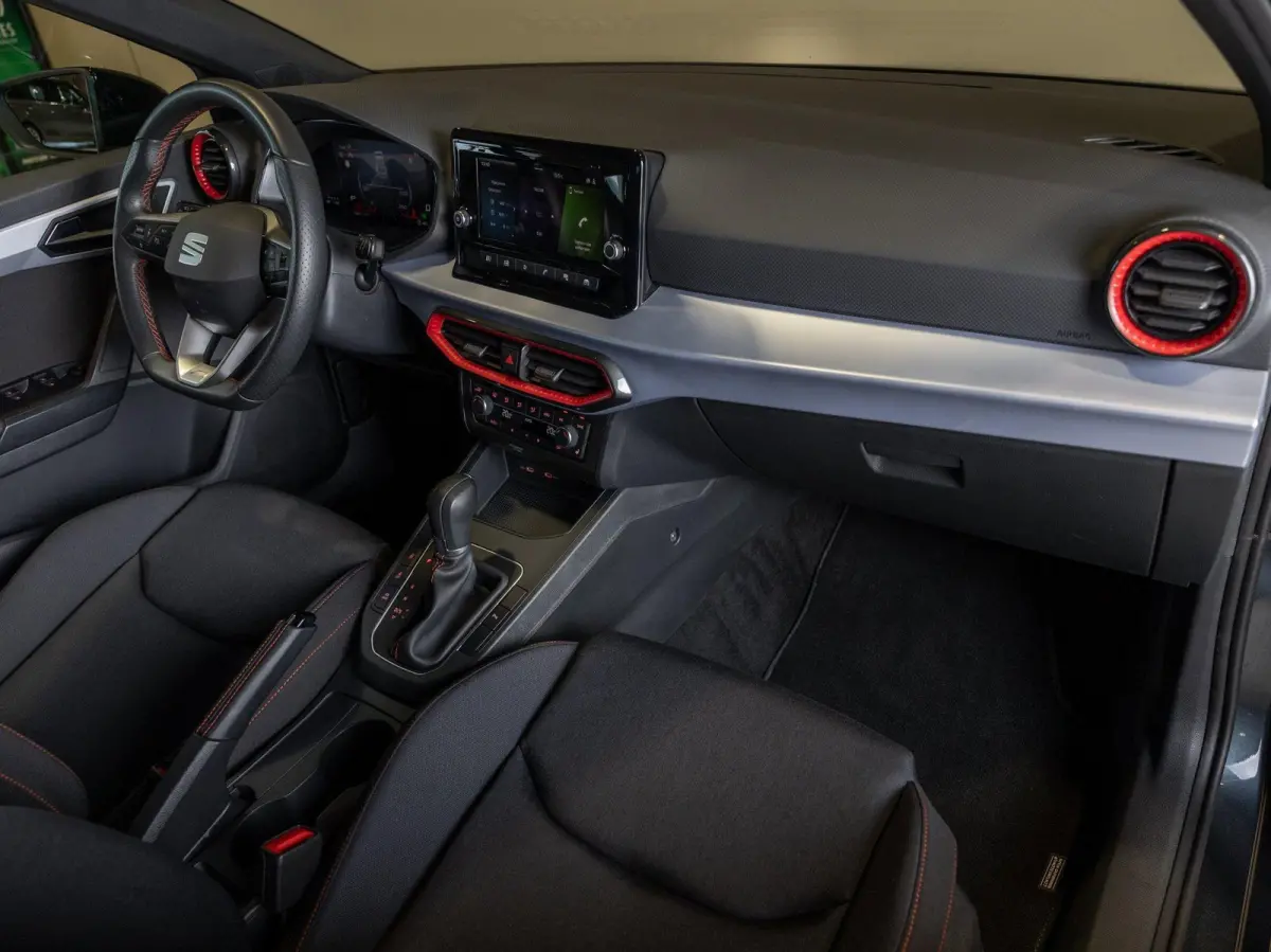 1.0 EcoTSI FR Business Connect / 115pk / Achteruitrijcamera / Apple Carplay / Airco / Stoelverwarming
