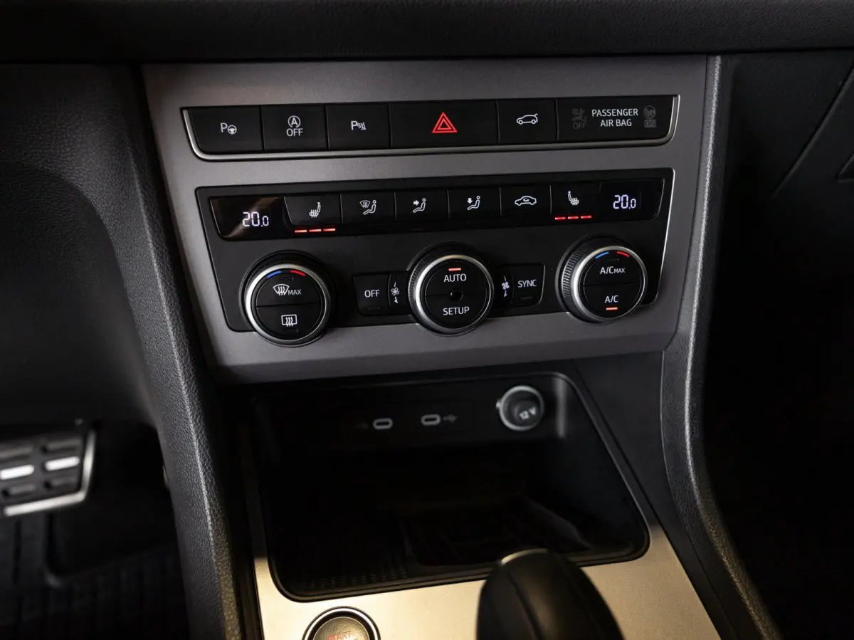 1.5 TSI FR Business Intense / 150pk / Panorama dak / Achteruitrij camera / Stoel en stuur verwarming /