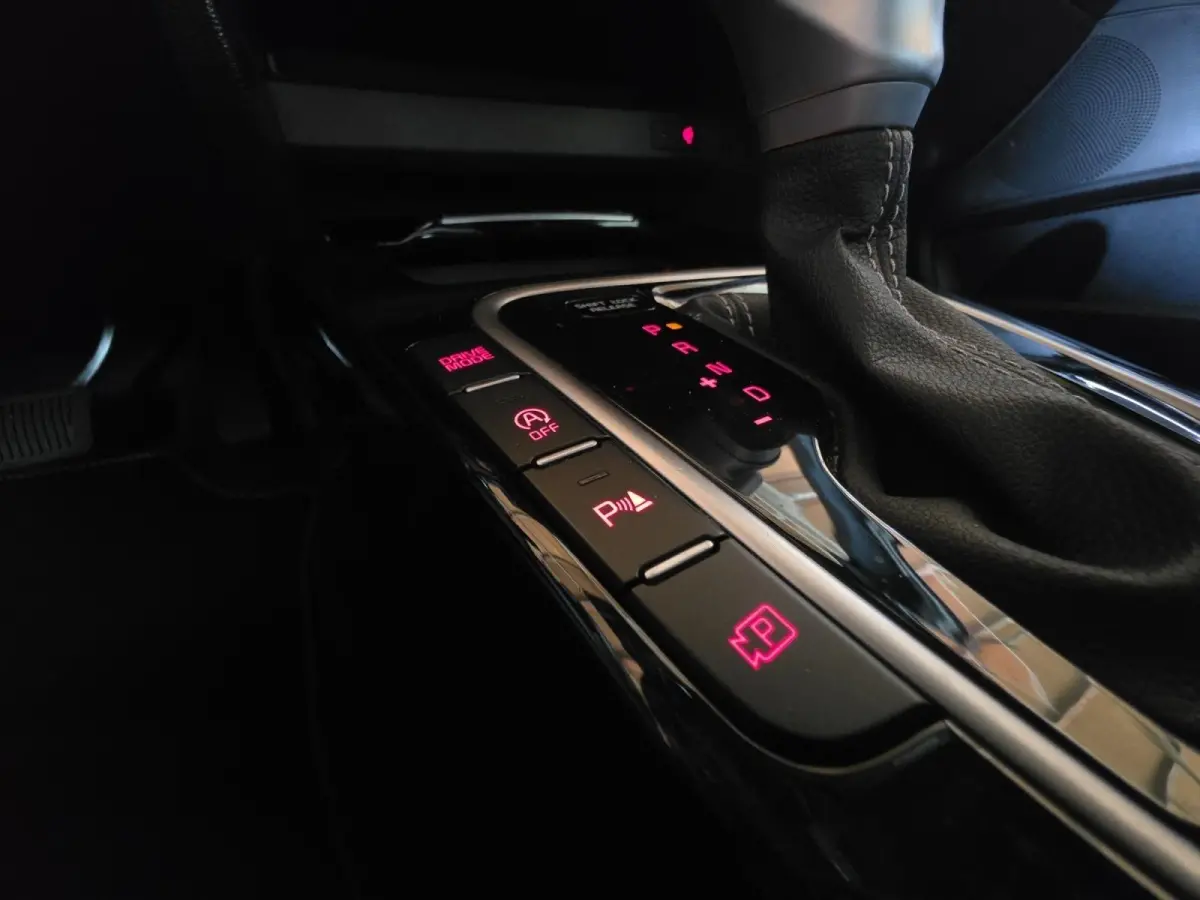 1.0 T-GDi MHEV Design Edition Automaat | Elektrische achterklep | Privacy glass