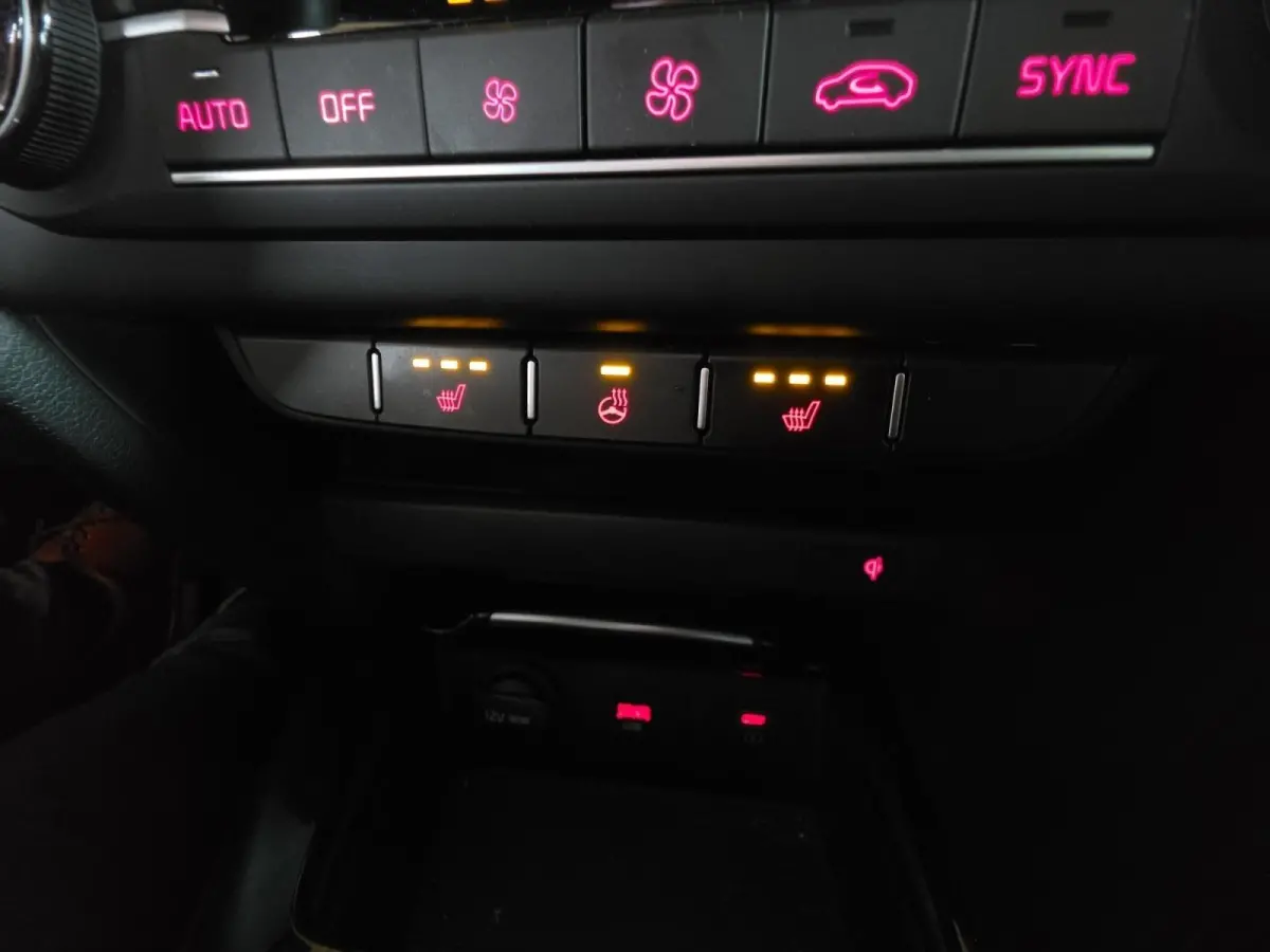 1.0 T-GDi MHEV Design Edition Automaat | Elektrische achterklep | Privacy glass