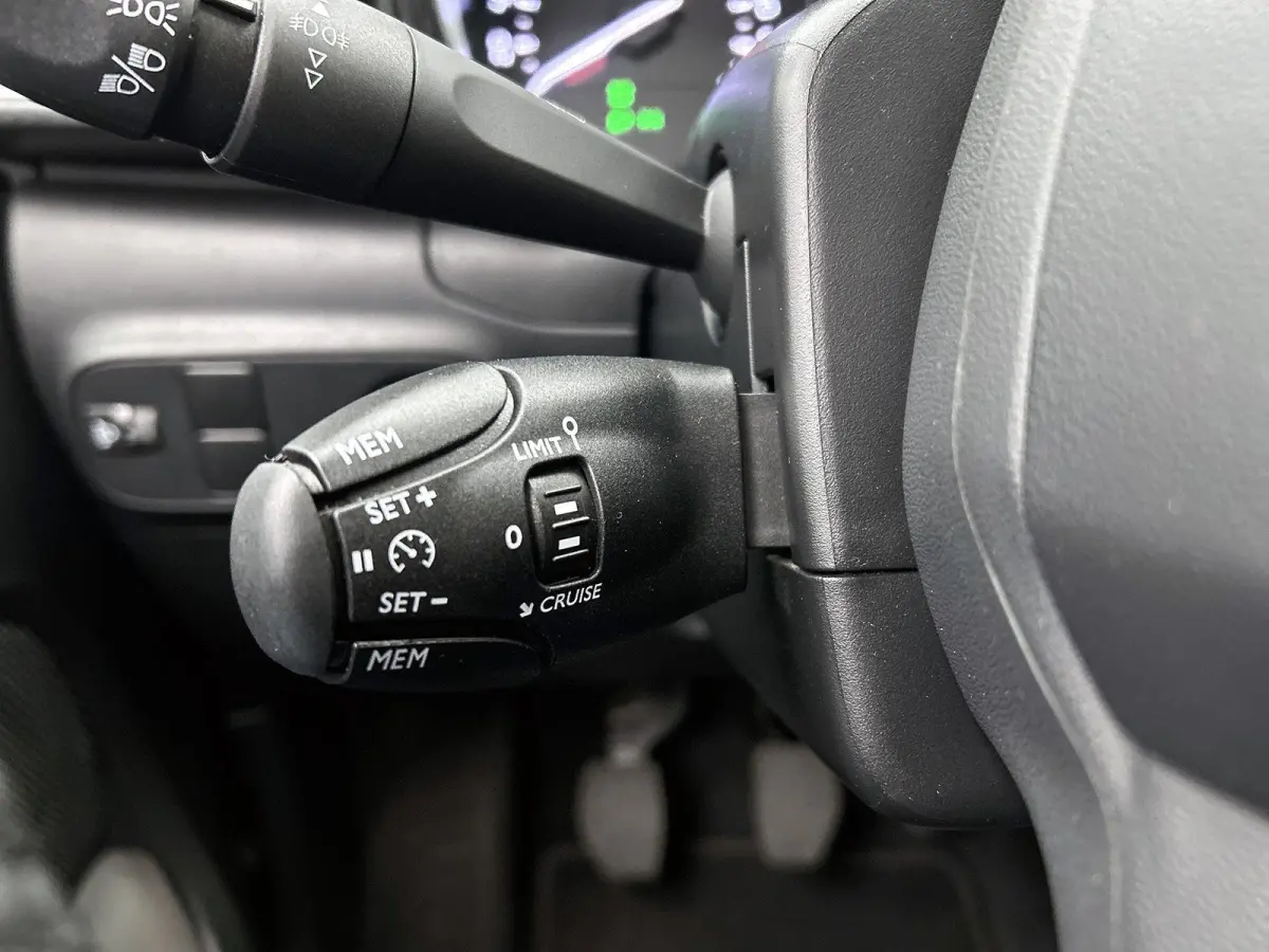 1.2 82pk Feel Edition | Navigatie | Climate Control | Cruise Control | Parkeersensoren | 16"LMV | LED | Apple Carplay/Android Auto |