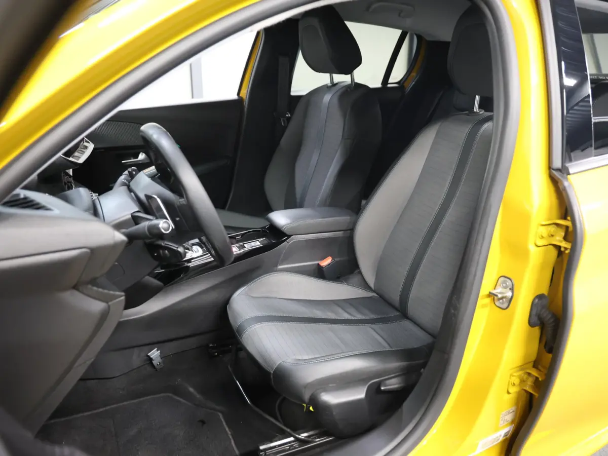 Allure 100pk Automaat | 1ste eigenaar | AppleCarplay/AndroidAuto | Parkeersensoren | FULL LED | Navigatie | Lederen Stuurwiel | Climate Control | Cruise Control | 16" LMV | Isofix | Privacy 