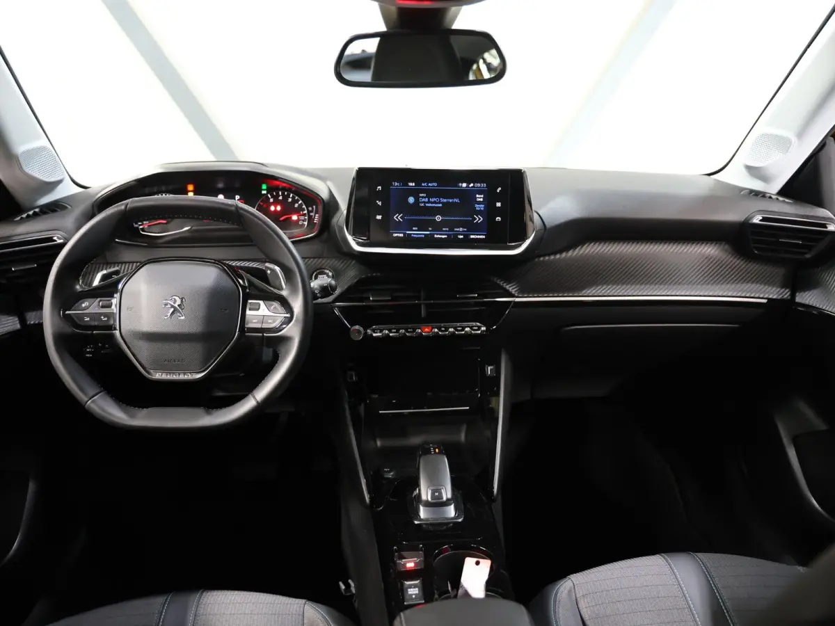Allure 100pk Automaat | 1ste eigenaar | AppleCarplay/AndroidAuto | Parkeersensoren | FULL LED | Navigatie | Lederen Stuurwiel | Climate Control | Cruise Control | 16" LMV | Isofix | Privacy 