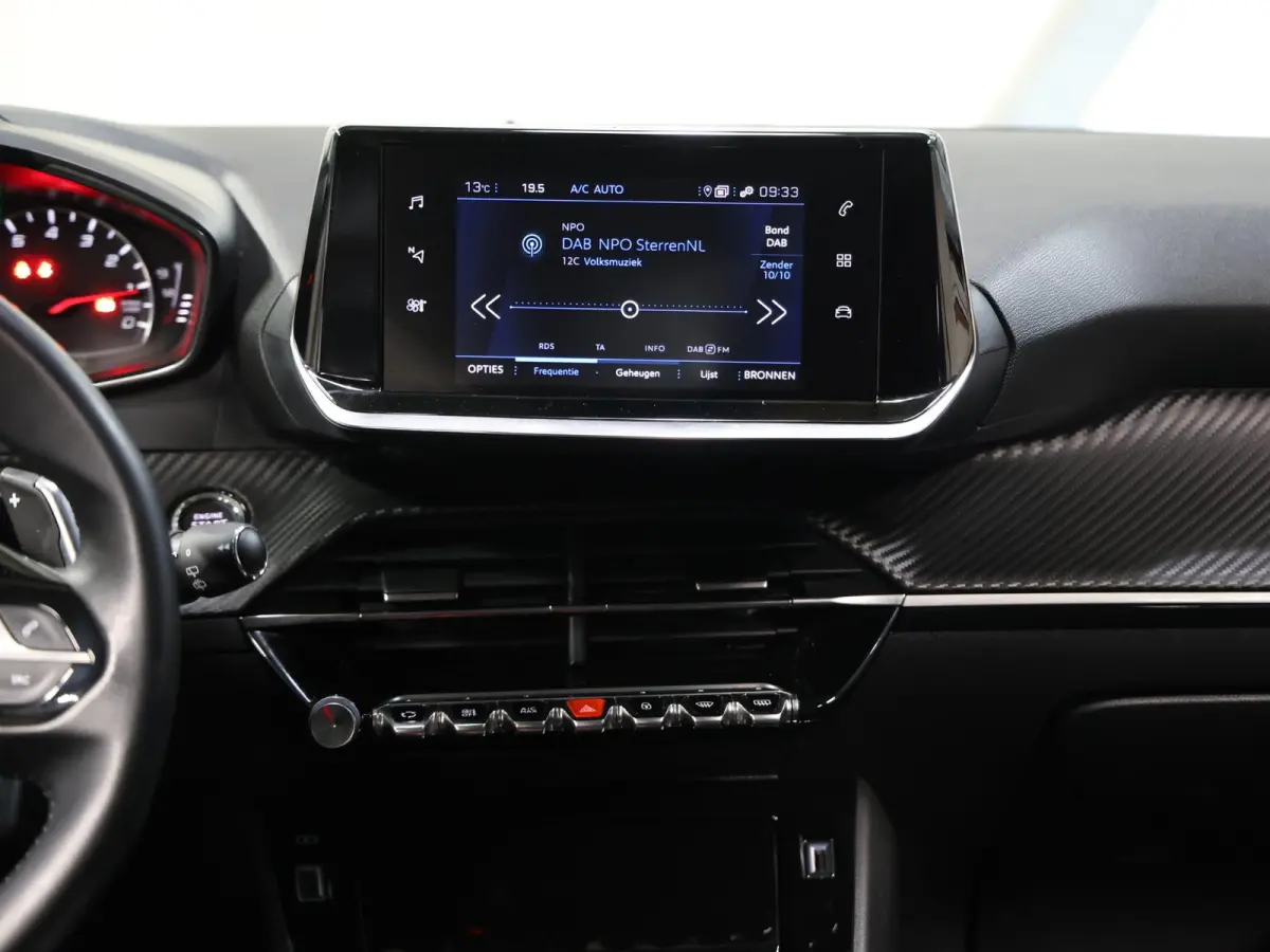 Allure 100pk Automaat | 1ste eigenaar | AppleCarplay/AndroidAuto | Parkeersensoren | FULL LED | Navigatie | Lederen Stuurwiel | Climate Control | Cruise Control | 16" LMV | Isofix | Privacy 