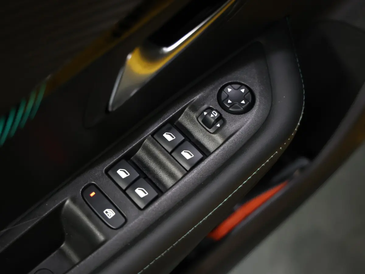 Allure 100pk Automaat | 1ste eigenaar | AppleCarplay/AndroidAuto | Parkeersensoren | FULL LED | Navigatie | Lederen Stuurwiel | Climate Control | Cruise Control | 16" LMV | Isofix | Privacy 