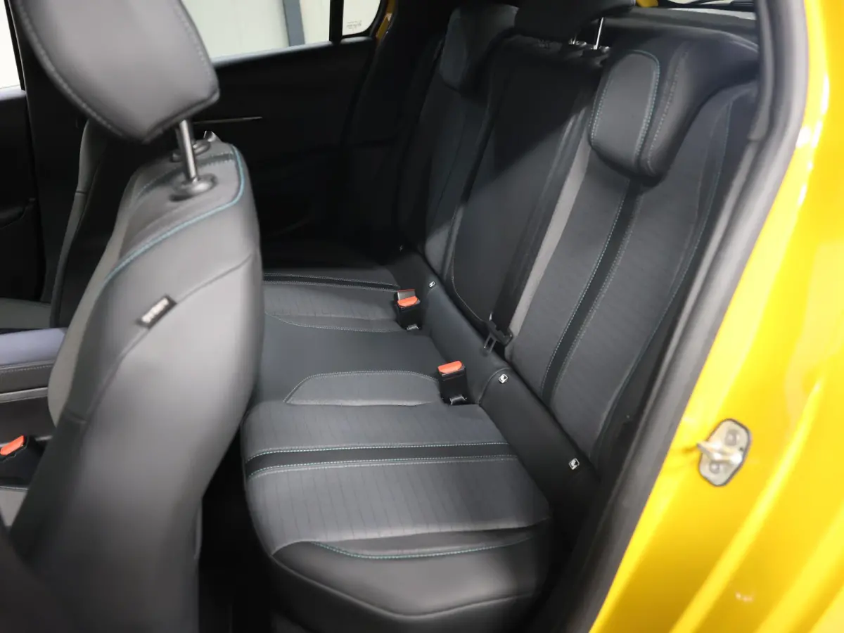 Allure 100pk Automaat | 1ste eigenaar | AppleCarplay/AndroidAuto | Parkeersensoren | FULL LED | Navigatie | Lederen Stuurwiel | Climate Control | Cruise Control | 16" LMV | Isofix | Privacy 
