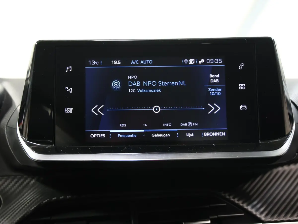 Allure 100pk Automaat | 1ste eigenaar | AppleCarplay/AndroidAuto | Parkeersensoren | FULL LED | Navigatie | Lederen Stuurwiel | Climate Control | Cruise Control | 16" LMV | Isofix | Privacy 