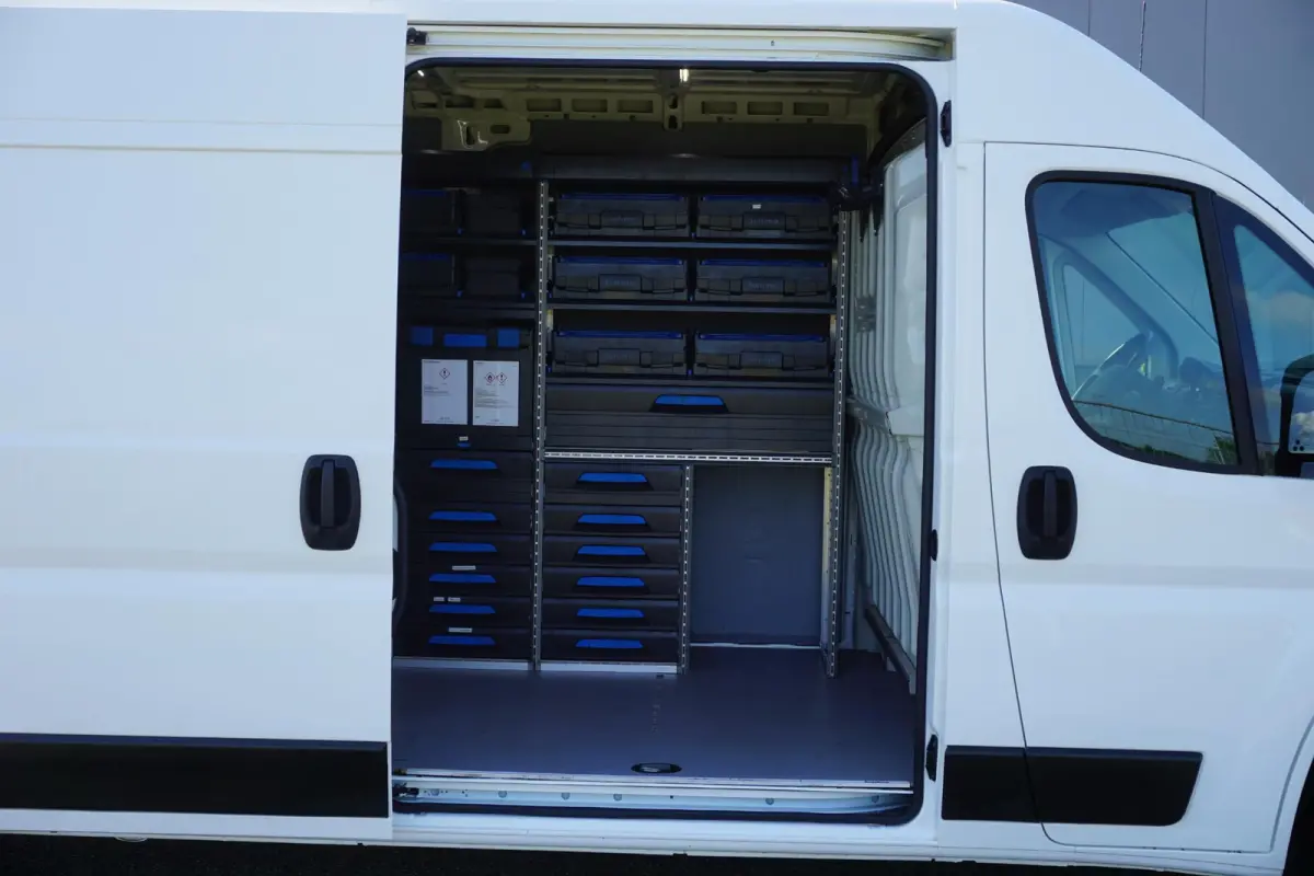 335 2.2 BlueHDi 165 L3H2 Premium Mobiele Werkplaats |Sortimo inrichting |Wandstroom |2 stoelen |2 airbags |Camera |Standkachel |Verwarmde stoelen |EURO6D |165 pk |1e eigenaar