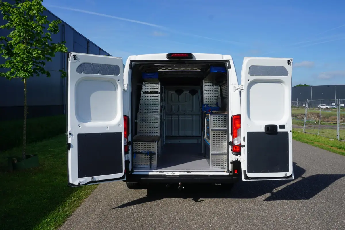 335 2.2 BlueHDi 165 L3H2 Premium Mobiele Werkplaats |Sortimo inrichting |Wandstroom |2 stoelen |2 airbags |Camera |Standkachel |Verwarmde stoelen |EURO6D |165 pk |1e eigenaar