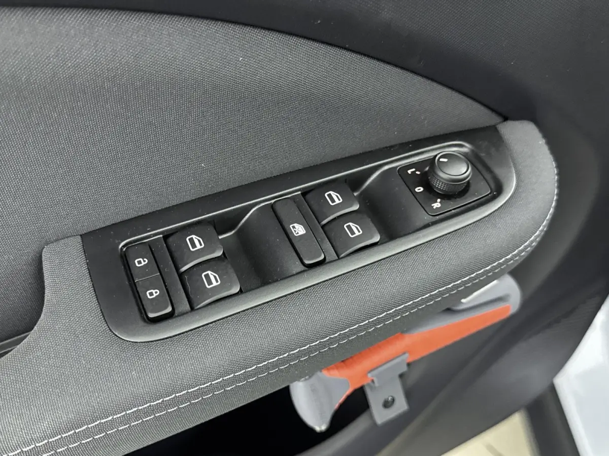 Design 37.3 kWh 95pk | Lage kilometerstand! | 265km WLTP Actieradius | Navigatie | Panoramadak | Achteruitrijcamera | Adaptieve Cruise Control | Climate Control | Parkeersensoren | Bluetooth