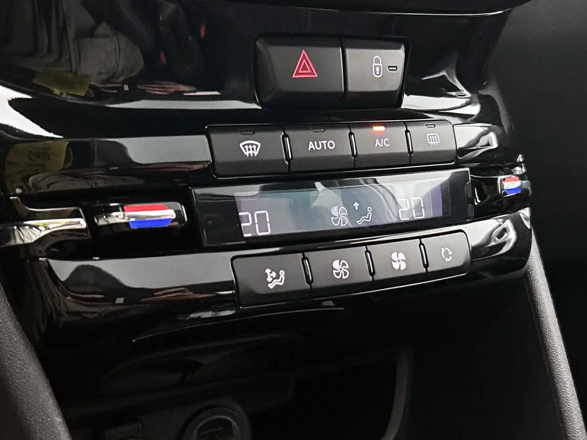 SUV Crossway 130pk Automaat | Navigatie | Panoramadak | Achteruitrijcamera | Leder/Alcantara | Climate Control | Cruise Control | Parkeersensoren | Grip Control | Apple Carplay / Android Aut