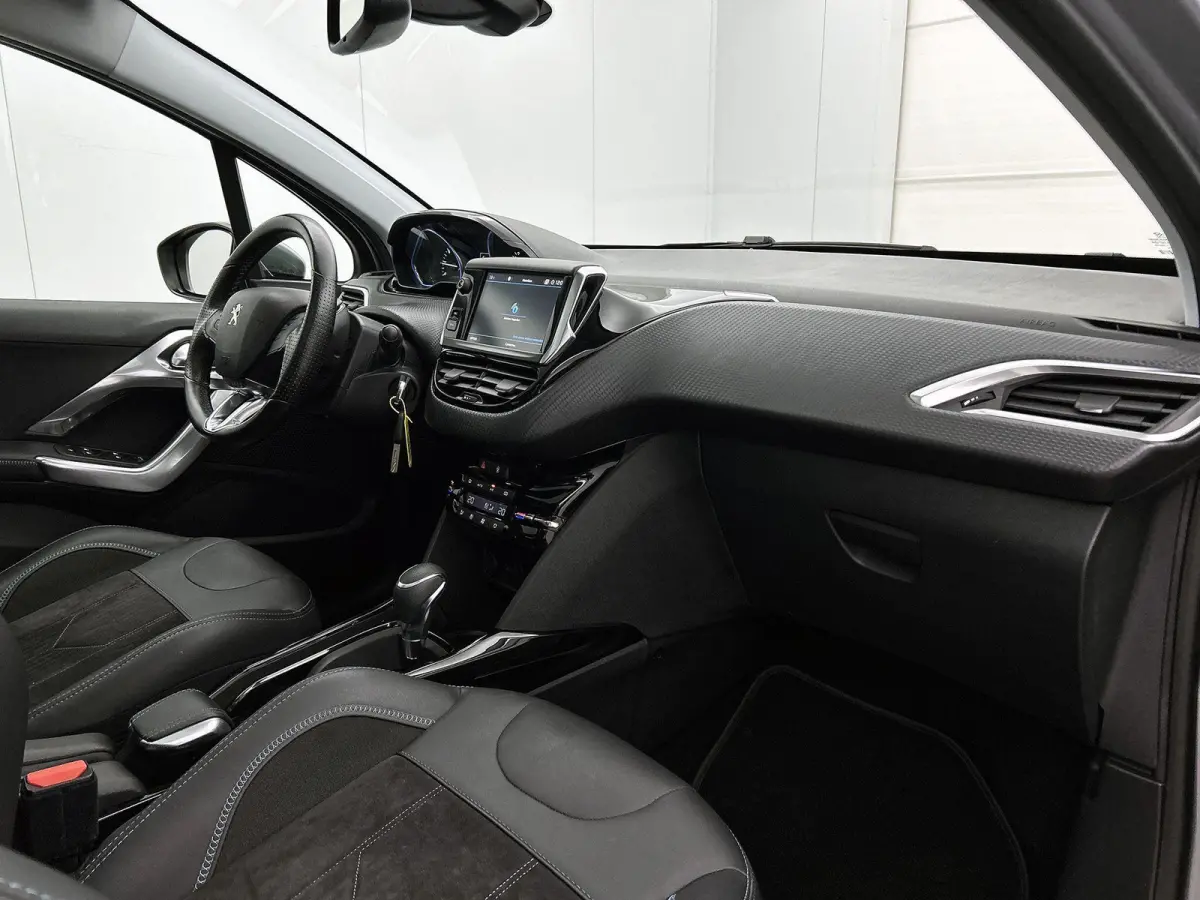 SUV Crossway 130pk Automaat | Navigatie | Panoramadak | Achteruitrijcamera | Leder/Alcantara | Climate Control | Cruise Control | Parkeersensoren | Grip Control | Apple Carplay / Android Aut
