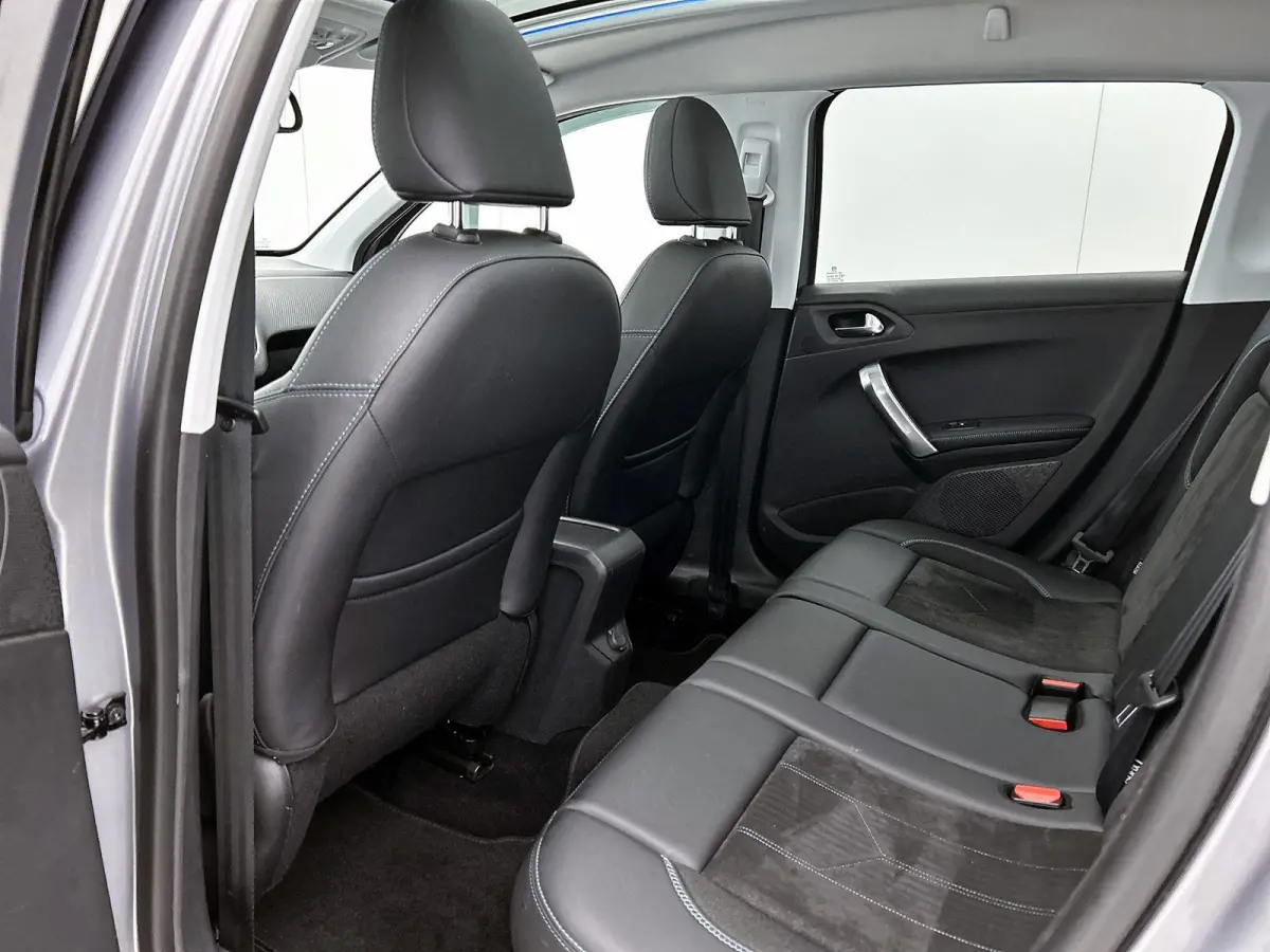 SUV Crossway 130pk Automaat | Navigatie | Panoramadak | Achteruitrijcamera | Leder/Alcantara | Climate Control | Cruise Control | Parkeersensoren | Grip Control | Apple Carplay / Android Aut