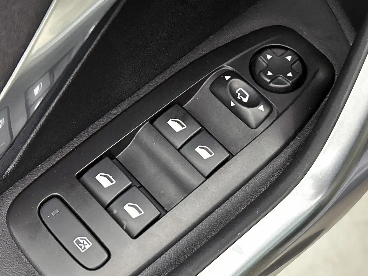 SUV Crossway 130pk Automaat | Navigatie | Panoramadak | Achteruitrijcamera | Leder/Alcantara | Climate Control | Cruise Control | Parkeersensoren | Grip Control | Apple Carplay / Android Aut